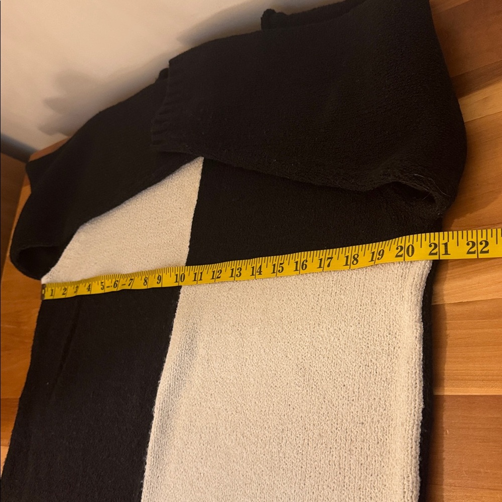 Women’s ColorBlock Black & White Sweater Size Large Super Soft & Lightweight - Picture 6 of 6